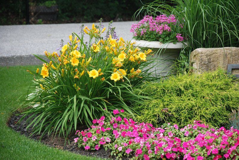 Anne Roberts GardensChicago Landscaping: 6 Easy Front Yard Landscaping ...